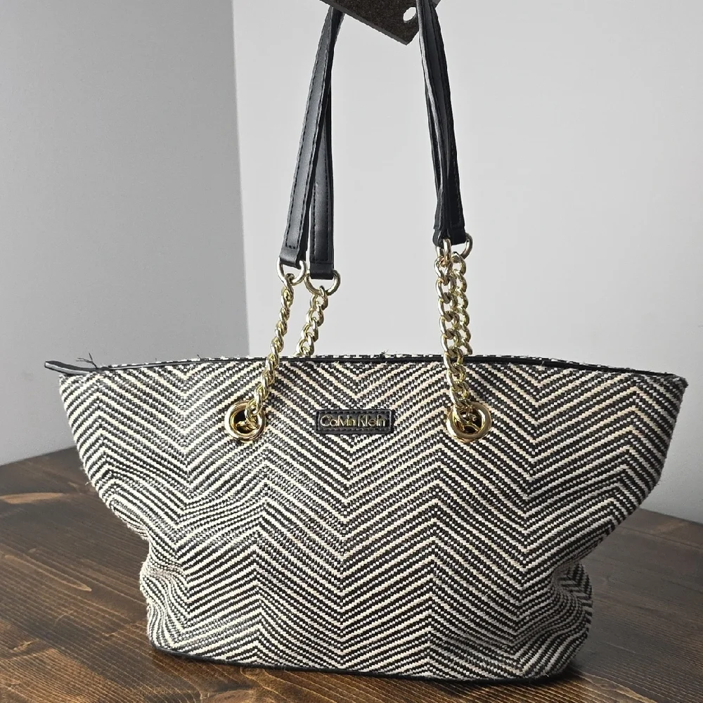 Calvin Klein‎ Black and White Chevron Rurse Hand Bag